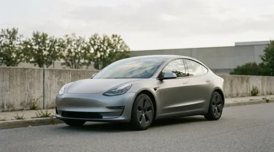 Pare-brise de voiture présentant un impact, représentant le risque de bris de glace et la problématique de la franchise en assurance auto