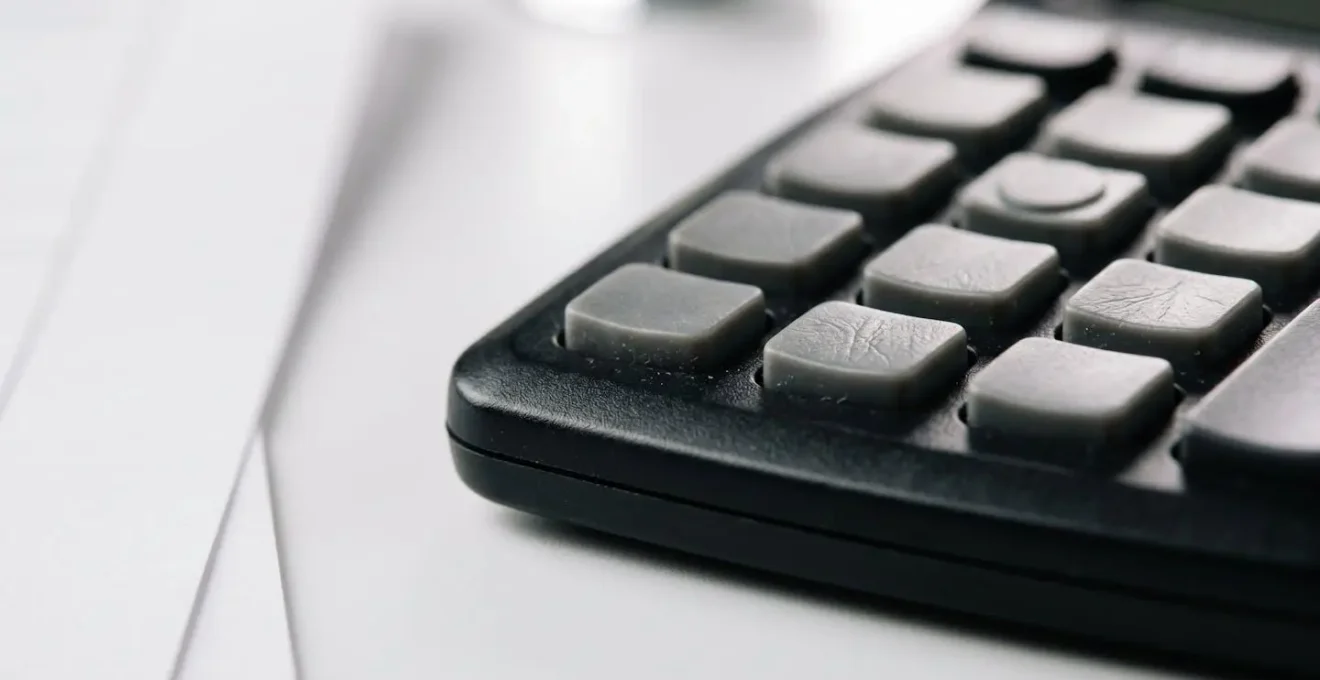 Gros plan sur des outils de calcul pour anticiper son reste à charge médical avant intervention