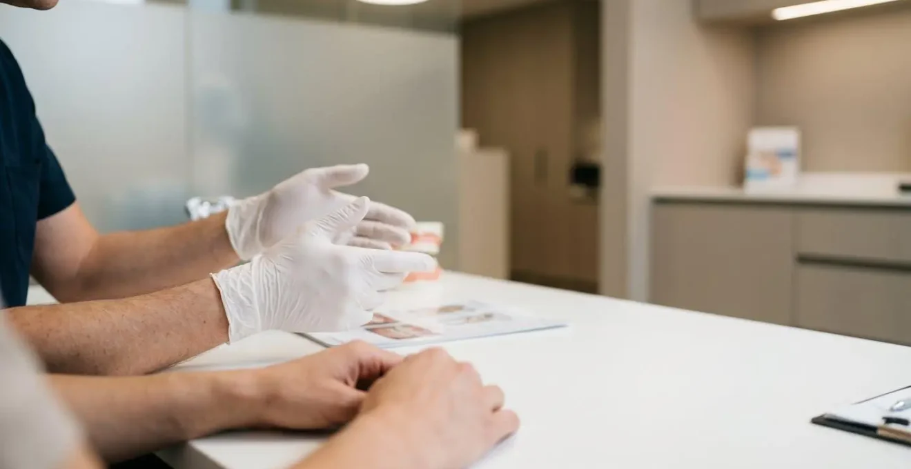 Consultation dentaire professionnelle illustrant la transparence et le dialogue patient-praticien