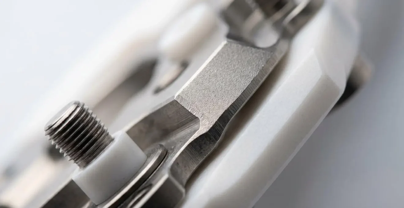 Visualisation macro des détails de qualité qui influencent le prix d'un implant dentaire